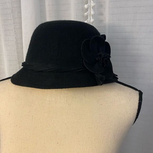 Woman’s beautiful black hat - Picture 1 of 6